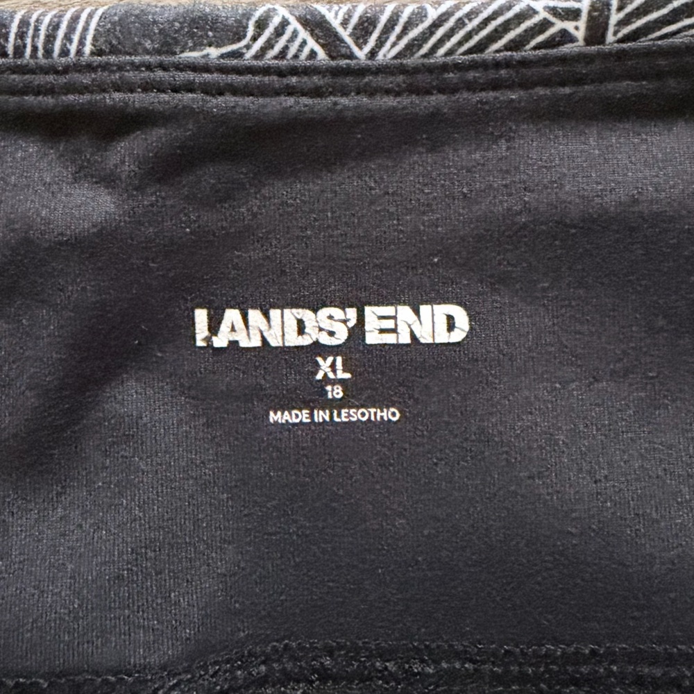 Lands End Women active relaxed short - Picture 3 of 3